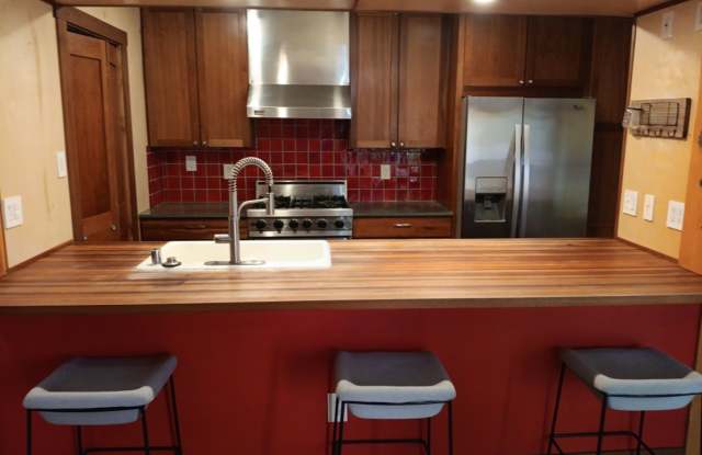2 Bedroom, 2 Bathroom Home! Schedule a Showing Today! Gallery 3