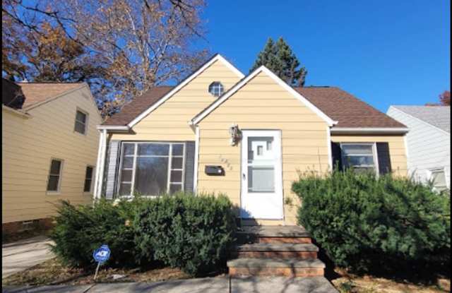Single Family Home 3 beds 1 bath FOR RENT! - 13305 Rockside Road, Garfield Heights, OH 44125
