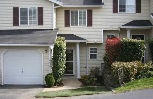 Charming 3-Bed, 2.5-Bath Townhouse near Evergreen Fairgrounds in Monroe - 16630 169th Street Southeast, Monroe, WA 98272
