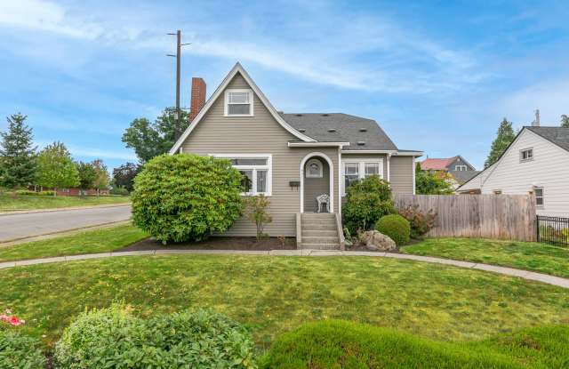 Beautiful Historic Multi Generational home in Heart of Snohomish - 431 Avenue F, Snohomish, WA 98290