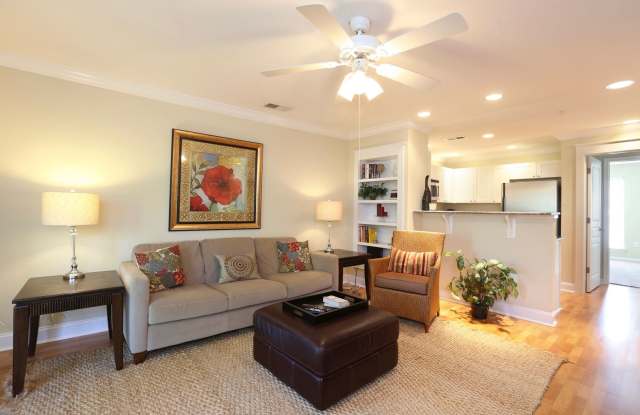 3 Bedroom Townhouse at the Woodlands - END UNIT * only $500 deposit - End Unit- 1 month free Gallery 4