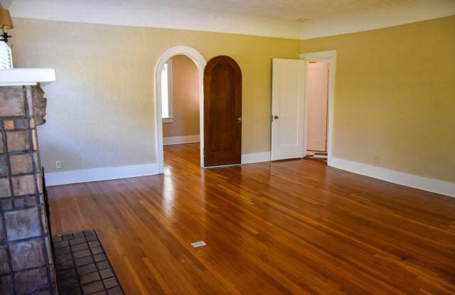 ~ Old Towne Orange Living 2 Story  5 Bedrooms 2 Bath Gallery 4