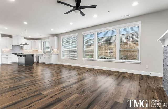 Beautiful 4-Bedroom Home in Camas with Modern Living Gallery 4