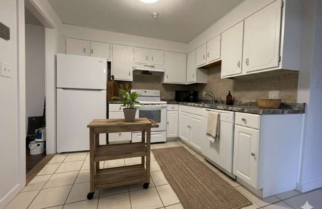 No Additional Monthly Fees! Reduced + 50% off 1st month rent! Charming 1-bedroom condo ideal for commuters in Boxboro MA - 23 Spencer Road, Boxborough, MA 01719