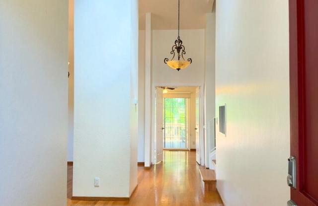 UPDATED HUGE 3BR/2.5BA 2250 sq/ft BRIGHT & SUNNY Baywood Park Home w Porch/Deck Community Pool Gallery 3