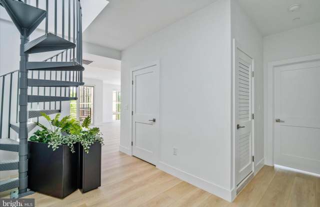 228 GLEBE Road W Gallery 3