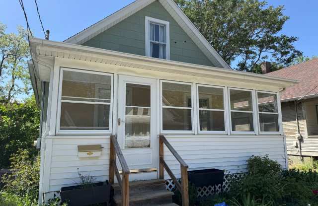 Beautiful 2-bedroom House in Moline with Large Space! photos photos