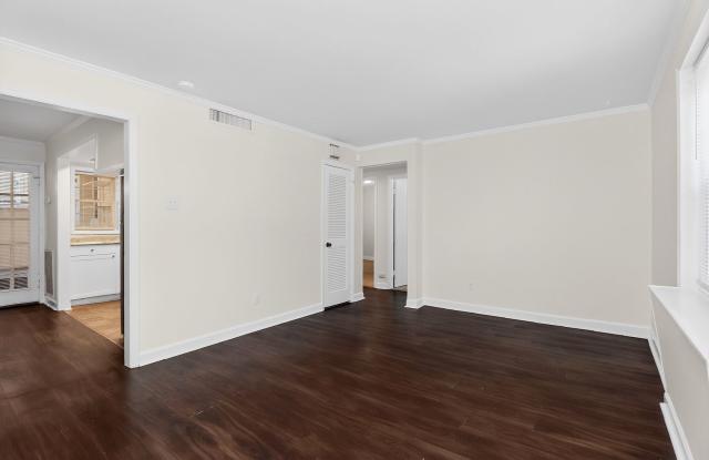 Lovely Two Bedroom Condo in Cotswold! Gallery 4