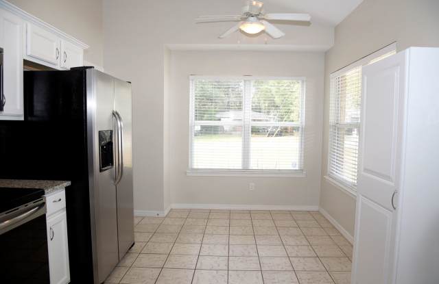 Central Niceville Home with Lawncare Included! Gallery 4
