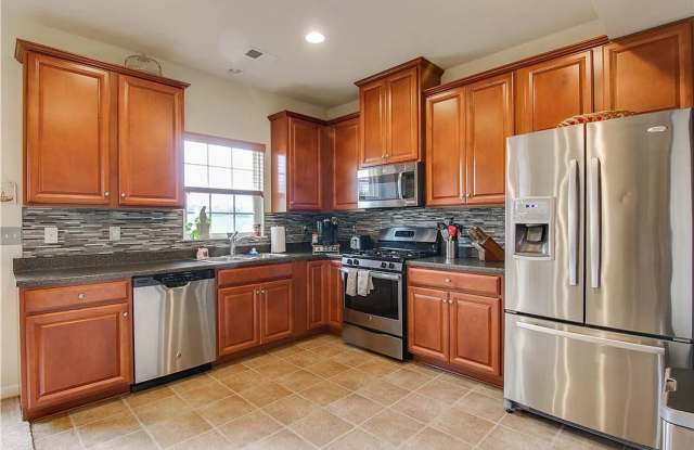 Beautiful 3-Bedroom, 2.5-Bath Townhome in Wexford available September 1! Gallery 4