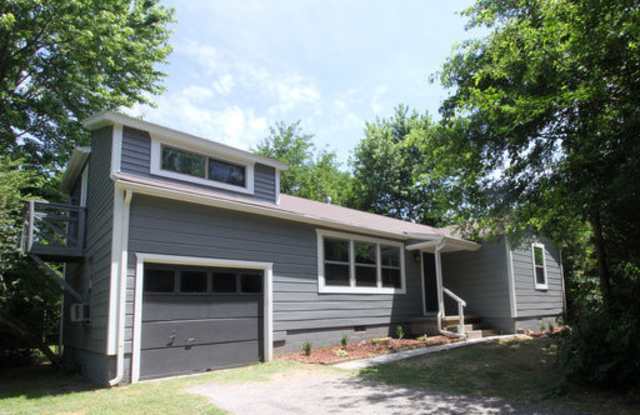 3 Bedroom 2 Bath Single Family Home, Walking Distance to Campus !!!!! - 1134 North Maxwell Drive, Fayetteville, AR 72703