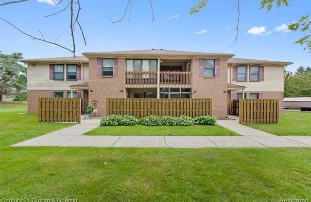 19313 Surrey Ln Gallery 1