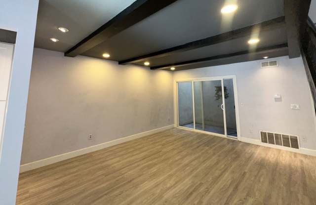 3 Bedroom/ 2.5 Bathroom Condo in the Beautiful City of Costa Mesa! photos photos
