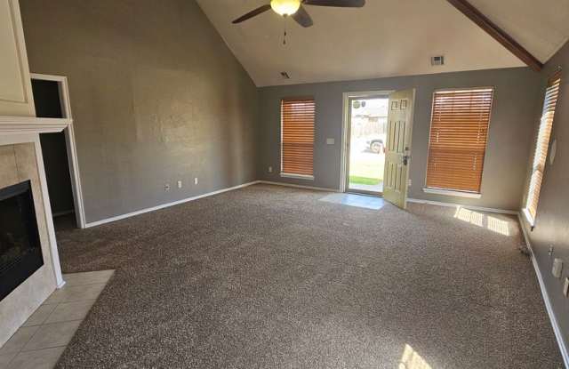 (4) Bed/(3) Bath in Moore with Storm Shelter! Avail NOW!! Gallery 3