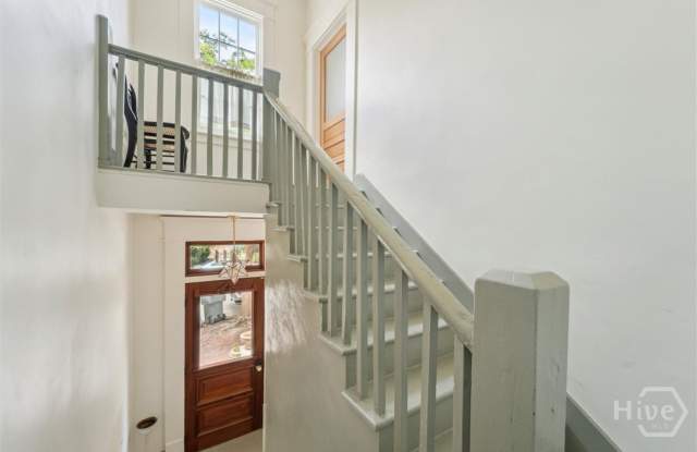211 W 40th Street Gallery 4