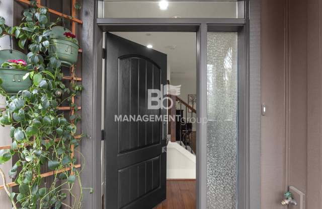 High-end Renaissances Townhome In Peterkort Woods Gourmet Kitchen Community Pool & Clubhouse Gallery 3