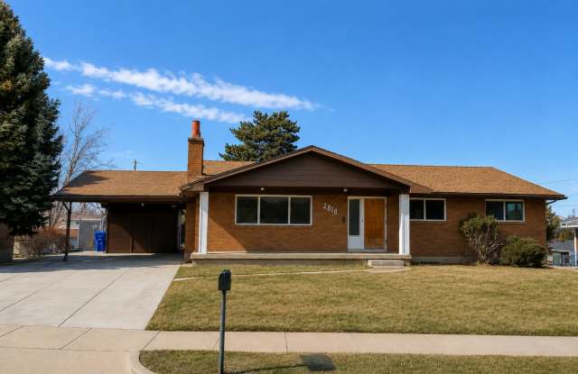 Spacious 5-Bedroom Home with Large Yard in Centerville! Gallery 3