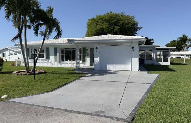 Lakefront 2BR Home in 55+ Leisureville Community Gallery 3