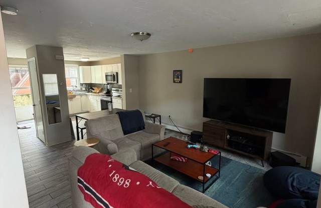 Charming 4 Bedroom-No Broker Fee Gallery 1