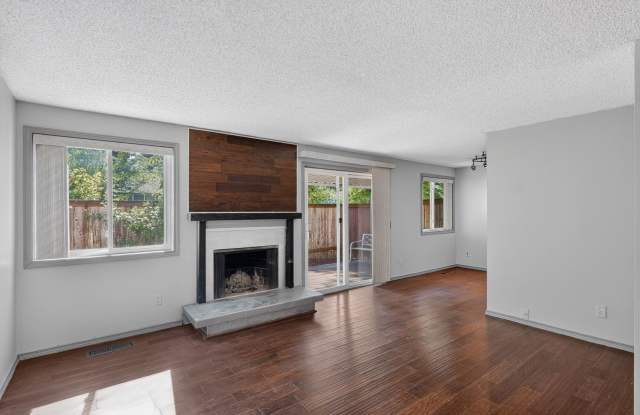 Beautiful 3-Bedroom Townhome in Cross Creek Village Gallery 1