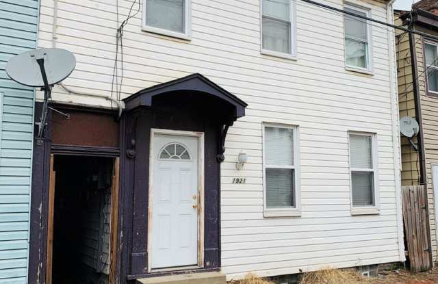 4 Bedroom House in Southside Flats! Tons of living space! Available June 6! photos photos