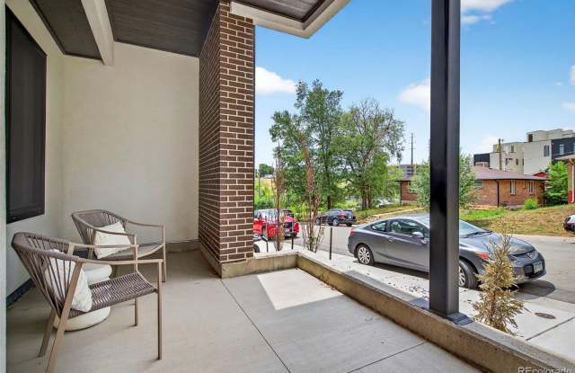 Front Facing Townhome with Rooftop Deck and Detached Garage Gallery 4