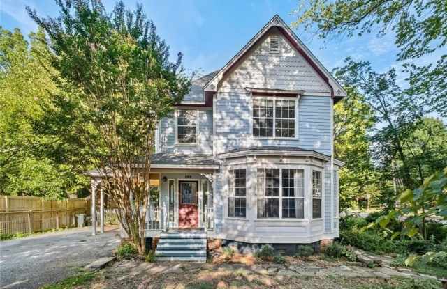 689  N Willow  AVE - 689 North Willow Avenue, Fayetteville, AR 72701