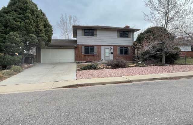 Spacious 4-Bedroom with Mountain Views  Updated Interior photos photos