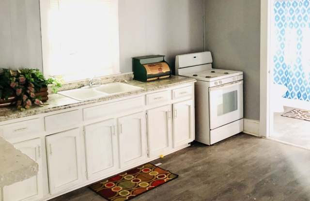 COMING SOON! Beautiful 3 bed Home!!! DEPOSIT-FREE Renting option thru OBLIGO! Deposit Alternative available. - 1512 West 5th Avenue, Gastonia, NC 28052