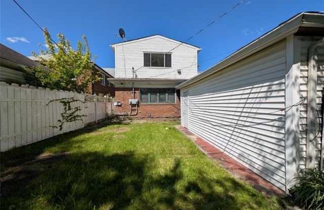 17530 Roselawn Street Gallery 2