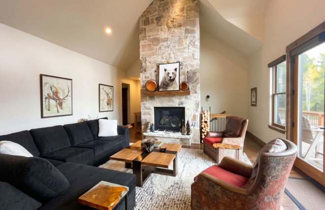 Luxury 5 Bedroom and 4 Bath on 5 Acres Available for Holiday Season! 1 to 2 Month Term. Gallery 4