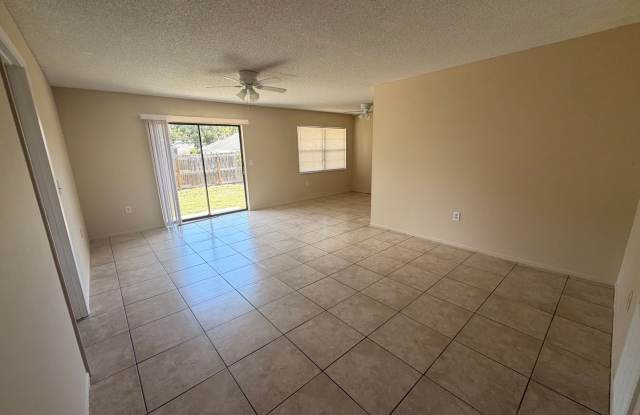2/2 Bedroom house with 1 car garage and fenced yard. Gallery 3