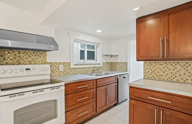 2136 Alki Avenue Southwest#102 Gallery 1