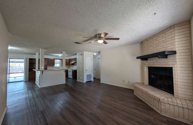 On a Cul -de-Sac/ Fireplace / No Carpet / Large Covered Back Patio / NBISD Gallery 4