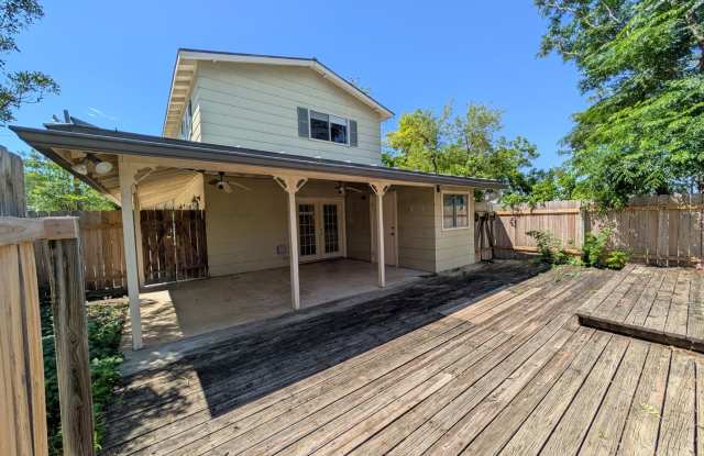 Walk to the Comal River, Schlitterbahn, & Downtown NB /1/1 Duplex with Courtyard! Includes Fridge, Washer, Dryer / NBISD Gallery 4
