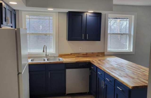 Spacious 4BR Duplex in Jefferson City Gallery 3