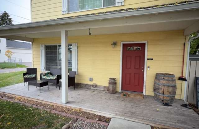 3 bedrooms, 1.5 bath Home with a Garage! - 1528 Kemp Street, Missoula, MT 59801