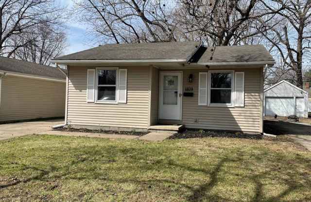 Modern 2 Bed / 1 Bath Home with Detached Garage in Springfield! photos photos