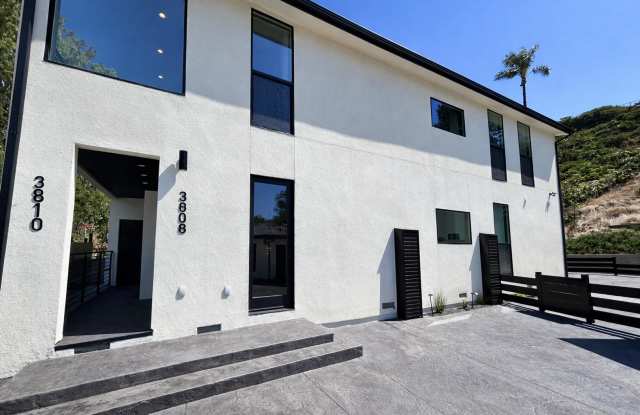 4 bed 2 bath Private Yard Space Gallery 1