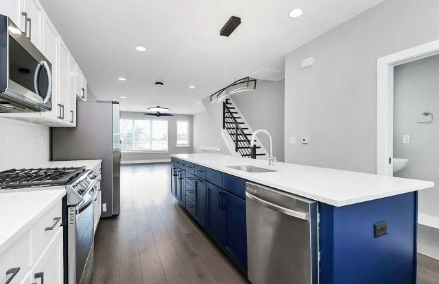 Rent Special on Gorgeous Townhome Near Uptown! photos photos