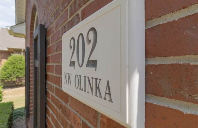 202 Olinka Pass Street Gallery 3