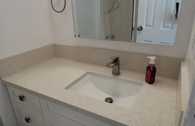 Upgraded Top Floor Studio Unit at the Five Regents Salt Lake - 2 Parking Stalls! Gallery 4