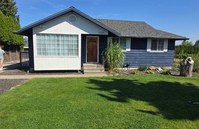 $1,995 / Beautiful House! 1800 sq ft 4br 2 bath  with large fenced yard. Gallery 4