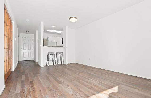 Top-Floor Queen Anne Condo, quiet residential setting with Space Needle Views Gallery 4