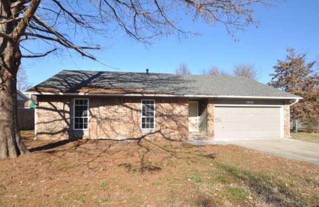 Great 4 Bedroom home in Convenient Location photos photos