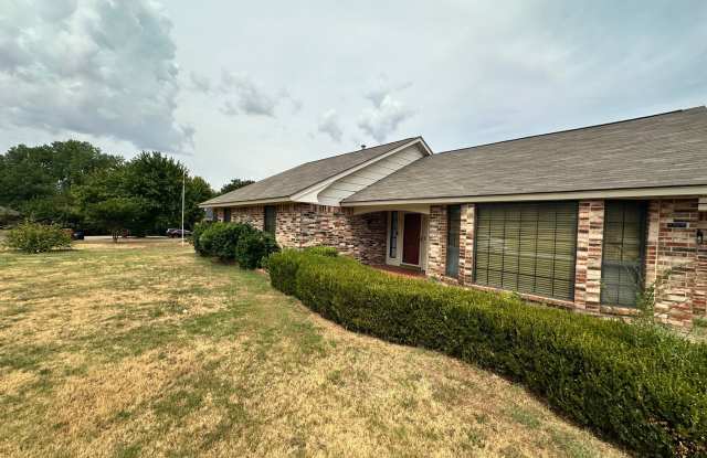 Spacious 3 Bedroom Home for Rent in Mustang! Gallery 3