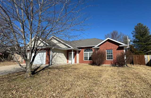 3 Bedroom Home available w/fenced yard Gallery 1