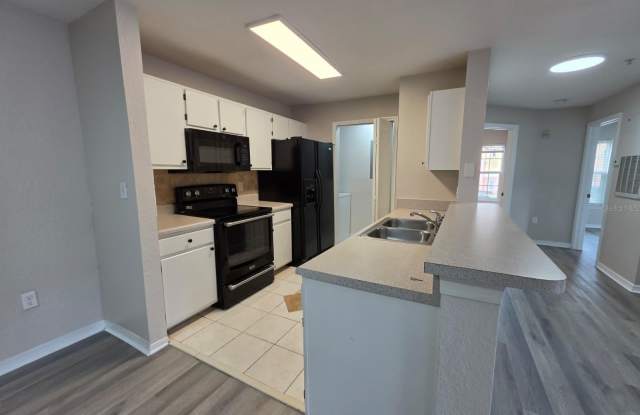5483 VINELAND Road Gallery 4