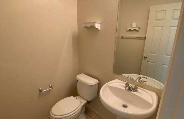 Great 3 bed 2.5 bath townhouse located near Summerlin Gallery 4