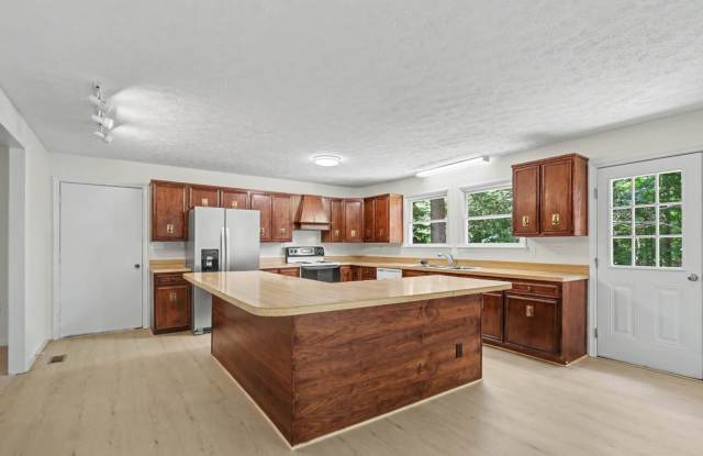 Refreshed 3BR/2BA Ranch on a Cul-de-Sac — Williamsburg West Gallery 3